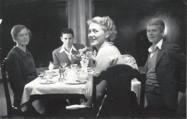 Deze familie foto is waarschijnlijk gemaakt in de beginjaren van 1940 kort voordat David naar Engeland overgeplaatst wordt. Links Davids moeder Daisy, dan David, zus Patricia en broer Brian.