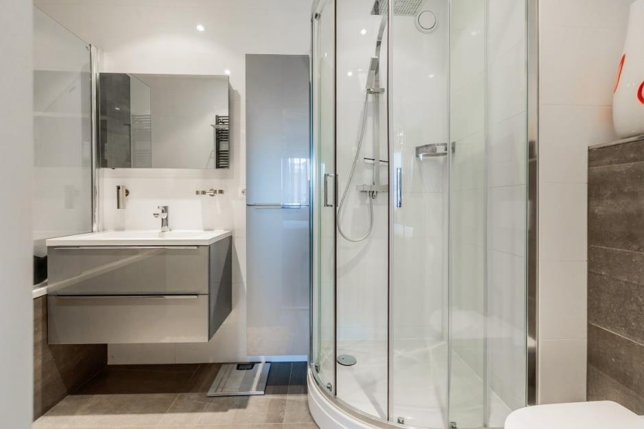 De badkamer: Aansluitend lopen we de moderne en luxe