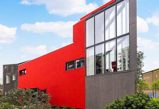 De woning is gelegen in Nieuw Leyden, een moderne en gewilde woonwijk aan de rand van de oude binnenstad van Leiden. Een deel van de woningen in deze straat is onder bijzondere architectuur ontworpen.