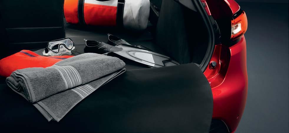 De bak beschermt de originele vloerbedekking en past perfect in de bagageruimte van de Clio. Hij is erg handig en makkelijk te plaatsen en schoon te maken door het flexibele materiaal.