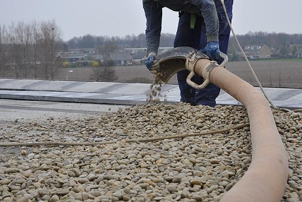 Dia 44 plat dak ballast *117 44 *117 Het aanbrengen van ballast gebeurt om te voorkomen dat dakbedekking door windkracht opwaait. Mechanisch bevestigen van de onderlagen is ook een methode.