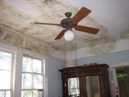 Warme vochtige lucht vanuit de woning gaat door de isolatie heen en condenseert aan de koude kant van de isolatie ter plaatse van het dakbeschot.