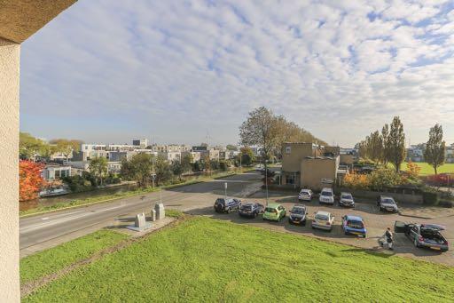 Omgeving Het appartement in gelegen in de woonwijk Rokkeveen, in de directe nabijheid