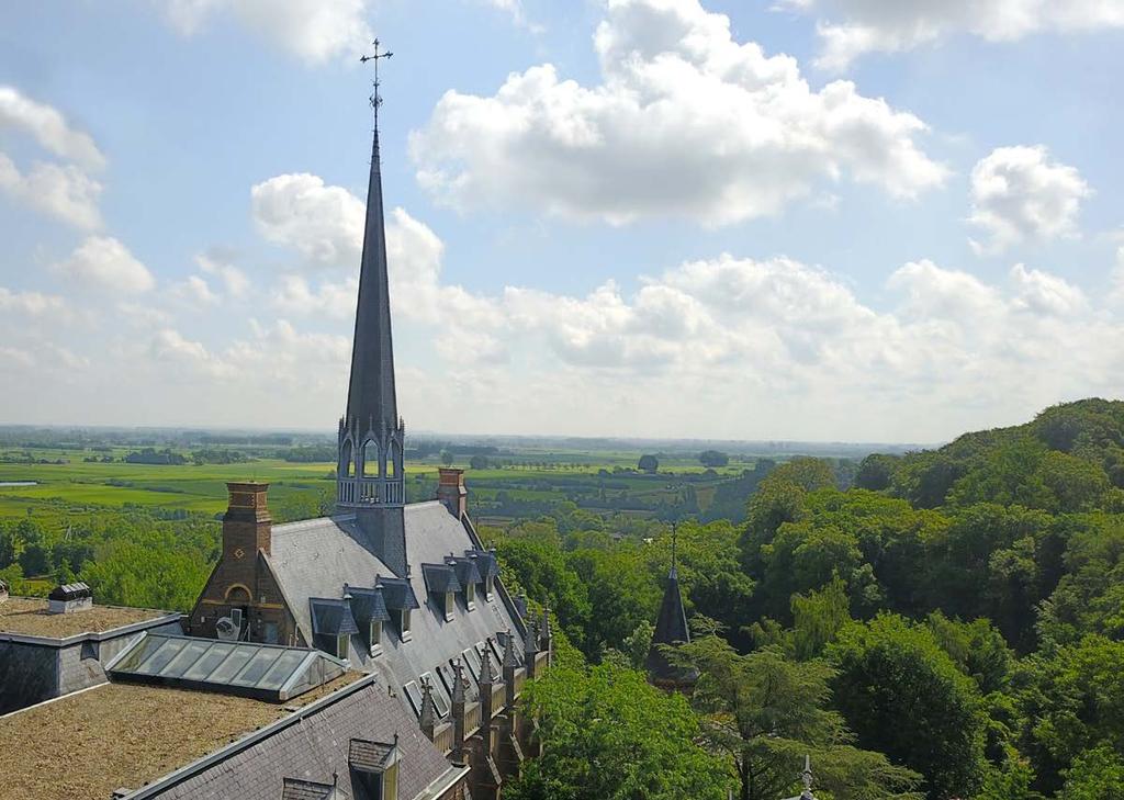 Bij dit bijzondere project hebben we de lichtstraat boven het trappenhuis van een voormalig klooster gerenoveerd.