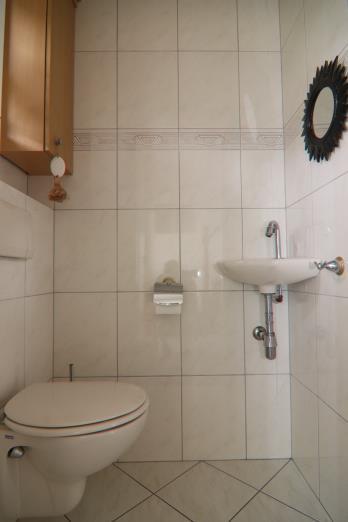 HAL Middels de overdekte entree is de woning toegankelijk. De ruime, sfeervolle hal biedt toegang tot het toilet, de meterkast en de woonkamer.