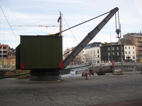 2. 10-tons handkraan De uitleg wordt gegeven in de onmiddellijke omgeving van de kraan. Er zijn geen specifieke afsluitingen rond de kraan.