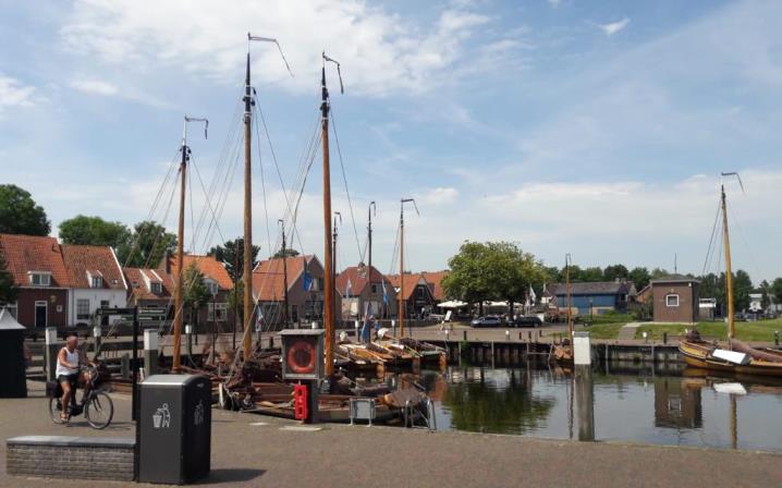 En dan.. wat een beleving! Met zo n natte kledder op je zadel. Zodra ik ga zitten begint het. Ik voel het warme water uit mijn zeem druipen. Voor het mijn schoenen in kan lopen is het al verdampt.