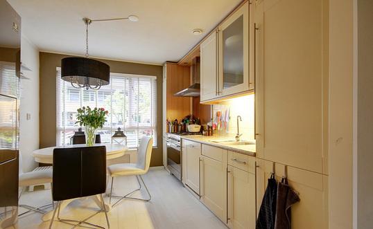 De complete keuken aan de voorzijde van de woning is voorzien van een Amerikaanse koelkast/vriezer, vaatwasmachine, Smeg oven