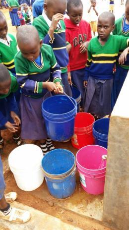 In 2017 werden leerlingen en leerkrachten van de school in Bwambo/Kirongwe voorzien van schoon drinkwater. In 2018 is fase twee van dit project uitgevoerd en afgerond.