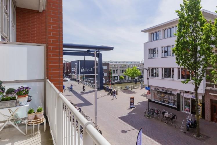 Het balkon aan de voorzijde van de woning heeft een zonligging welke pal op het zuiden is.