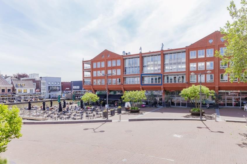 Riante stadsmaisonnette middenin het Bruisende centrum van Alphen aan den Rijn met eigen parkeerplaats.