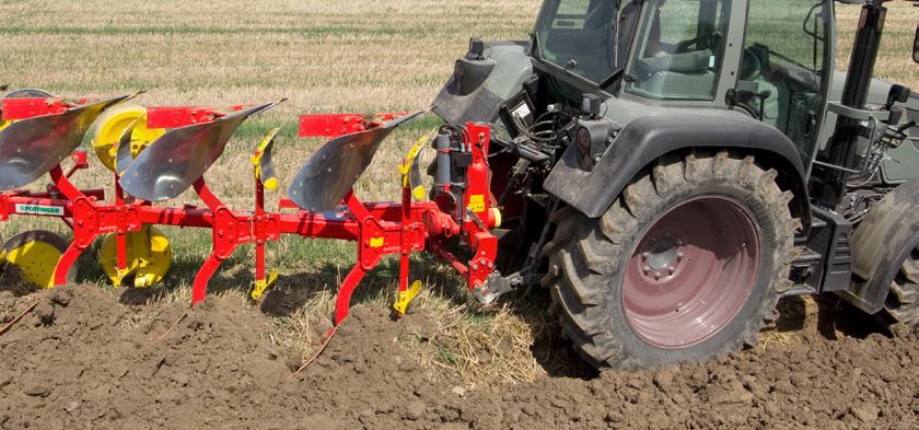 Aanbouwbok: n Het gesmede vormpersdeel loopt onder de wentelas door voor extra stabiliteit.