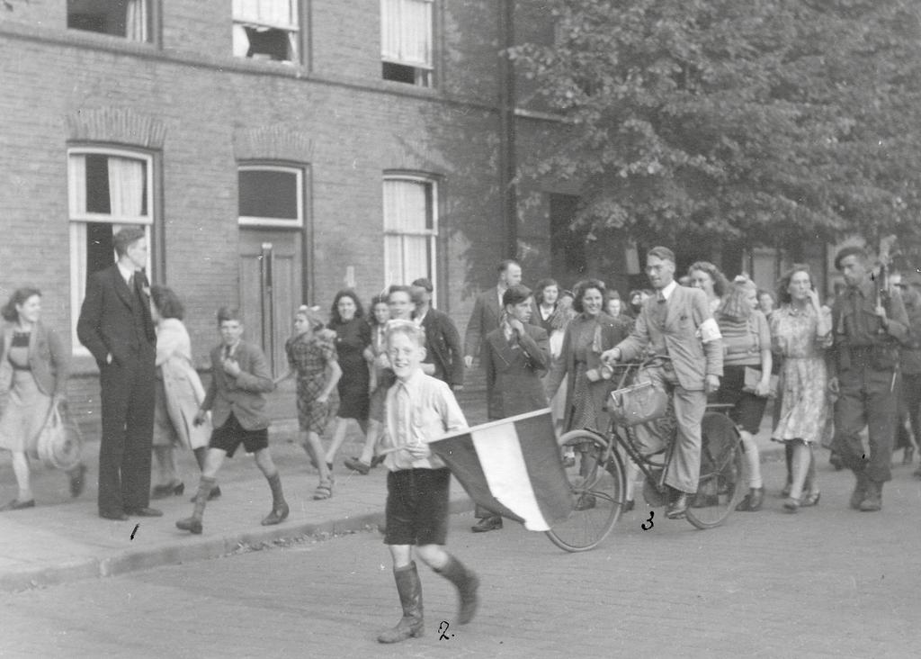 Regoutstraat in Oss. Dit is een herdenking met sprekers, muziek en kransleggingen. Hieraan nemen ook 32 Canadese Cadetten deel.