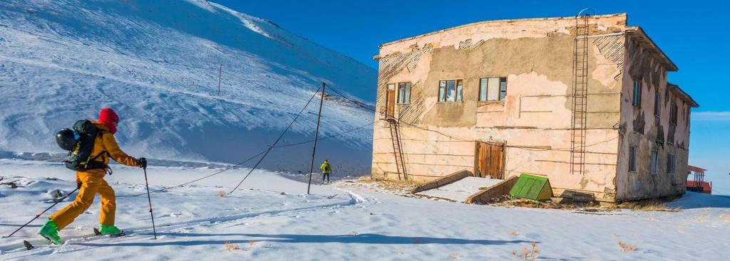 Mountain Network De skitocht wordt door Mountain Network georganiseerd. Voordat je verder leest, hieronder de belangrijkste redenen waarom klanten gekozen hebben om met ons op skitocht te gaan: 1.