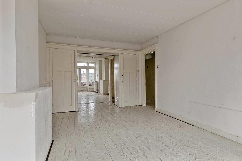 Op loopafstand van het gezellige centrum van Den Haag, op de 2e etage gelegen 4-kamer appartement van ca. 93 m2.