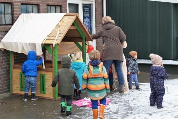 Totdat Charysa terug kwam uit de zaal en mij vroeg om mee te komen naar de zaal; de kinderen hebben zulke leuke dingen gedaan met Harry, dat moet je even zien zei ze.