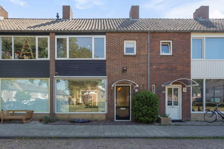 TE KOOP SCHANSWETERING 55 te S -HERTOGENBOSCH Met uitzicht op plantsoen en op steenworp afstand van De Fortwiel gelegen tussenwoning met 3 slaapkamers en zonnige achtertuin.