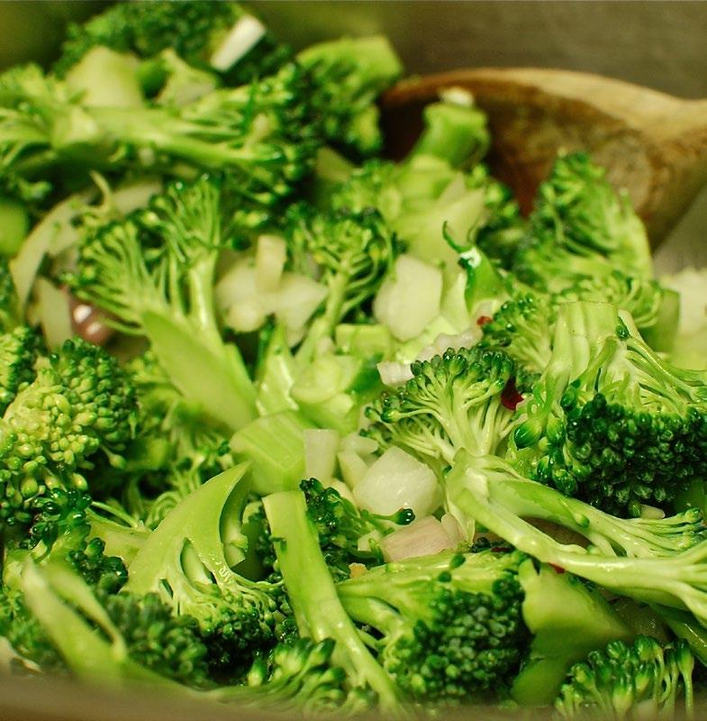 DEZE VOEDINGSMIDDELENZIJN RIJK AAN KALIUM, ANTIOXIDANTEN, VEZELS EN SMAKEN OOK NOG GOED! 1. Eet regelmatig broccoli 2.