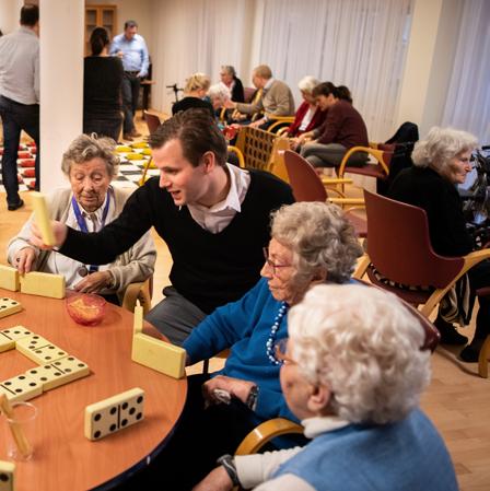 Vrijwilligers ontmoeten bewoners Bedrijven komen steeds vaker naar een van onze locaties om vrijwilligerswerk te doen.