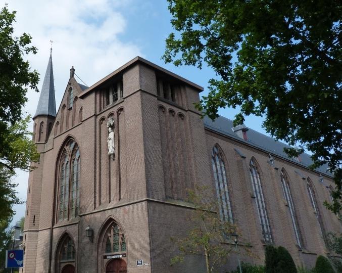 Koetshuis Guldenhoflaan 25 Het koetshuis uit 1890 bestaat uit twee bouwlagen met een afgeplat schilddak en behoorde voorheen bij huis Berg en Dal.