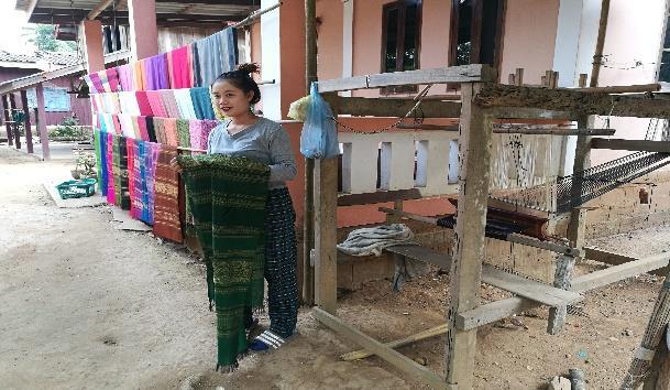 direct contact met de inwoners. In het dorp zien we hoe de mensen met textiel werken.