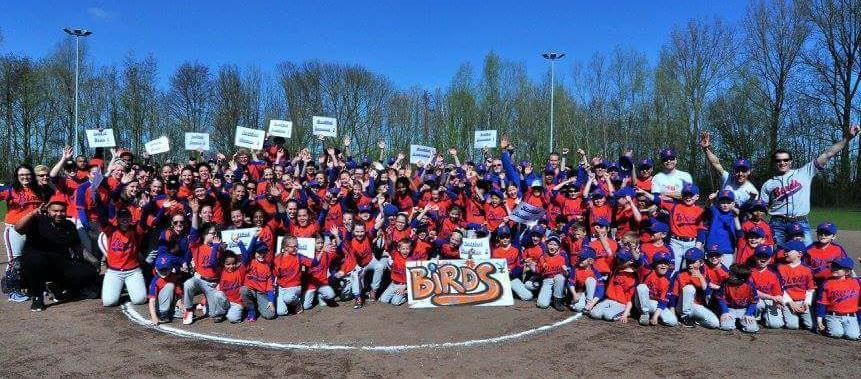 Jaargang 7 Nummer 5 Zoetermeer, 14 april 2017 Contact: squeeze@birds-zoetermeer.nl Play ball!