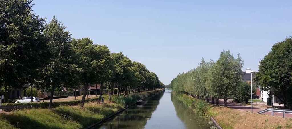 aan de watergang aan de westzijde van het perceel en de drie