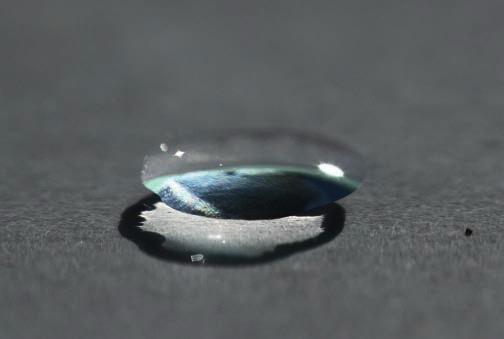vermindert de contacthoek van een waterdruppel