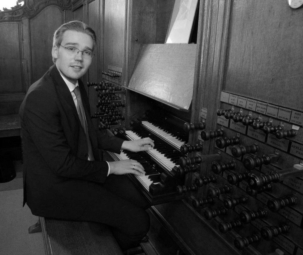 Adriaan Hoek studeerde orgel en kerkmuziek aan het Rotterdams Conservatorium waar hij in 2016 summa cum laude afstudeerde als Master of Music.