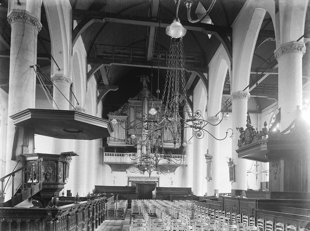 orgel afgebroken en vervangen door een nieuw pneumatisch orgel, geplaatst achter het oude front. De hoofdwerk-kas werd daartoe uitgediept en verbreed om plaats te bieden aan Hoofd- en Zwelwerk.