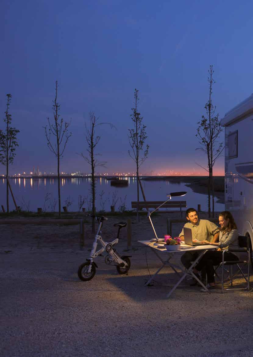 OVERAL ENERGIE Hetzelfde comfort op vakantie als thuis U hoeft zich er niet meer om te bekommeren waar u de stroom vandaan moet halen voor uw airconditioner, uw tv met