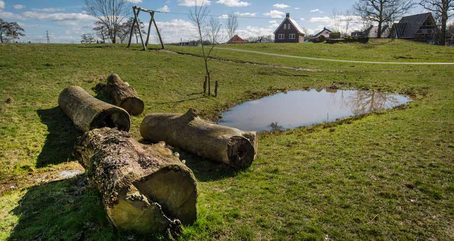 2 Villahoeve Villahoeve is een van de deelgebieden in Groot Zonnehoeve. Zoals de naam al doet vermoeden, is het een woonbuurt met vrijstaande woningen en twee-onder-een-kapwoningen.