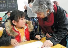 Engelse les geven in een schooltje voor migrantenkinderen aan de rand van een Chinese grootstad DIENEN + LEREN Waarom krijgen deze kinderen geen toegang tot volwaardig onderwijs?