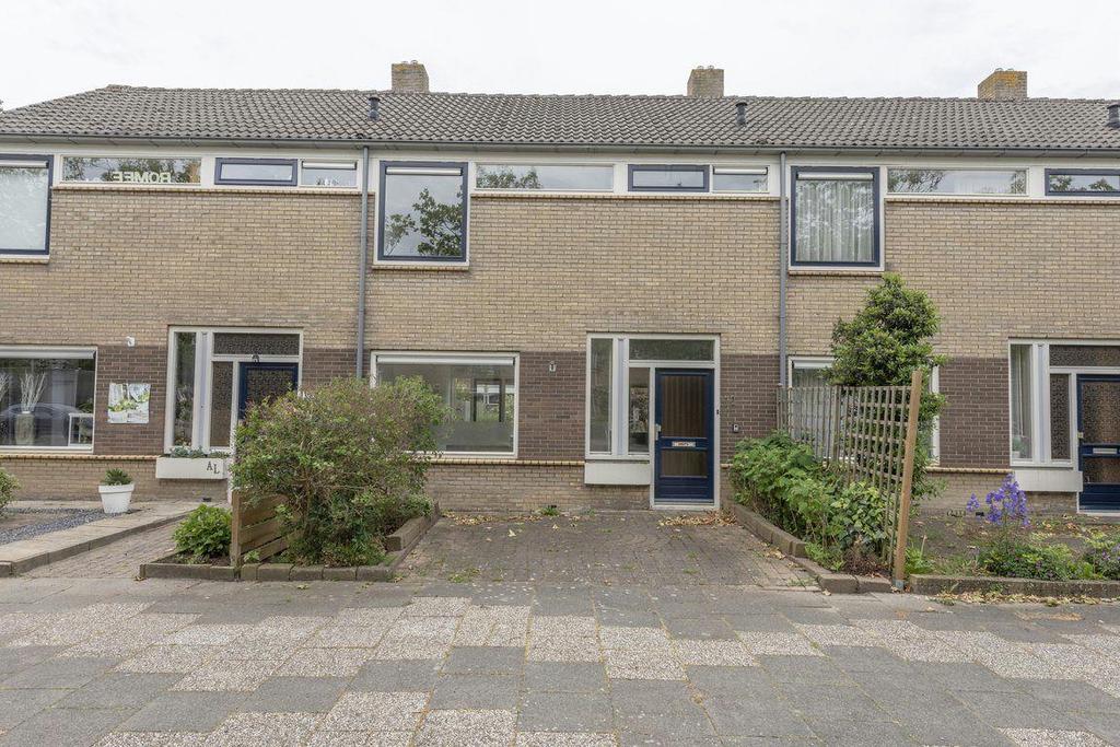 TE KOOP Koopsom 189.500,- k.k. Namens HW Wonen bieden wij een tussenwoning met berging en ruime zonnige tuin aan.