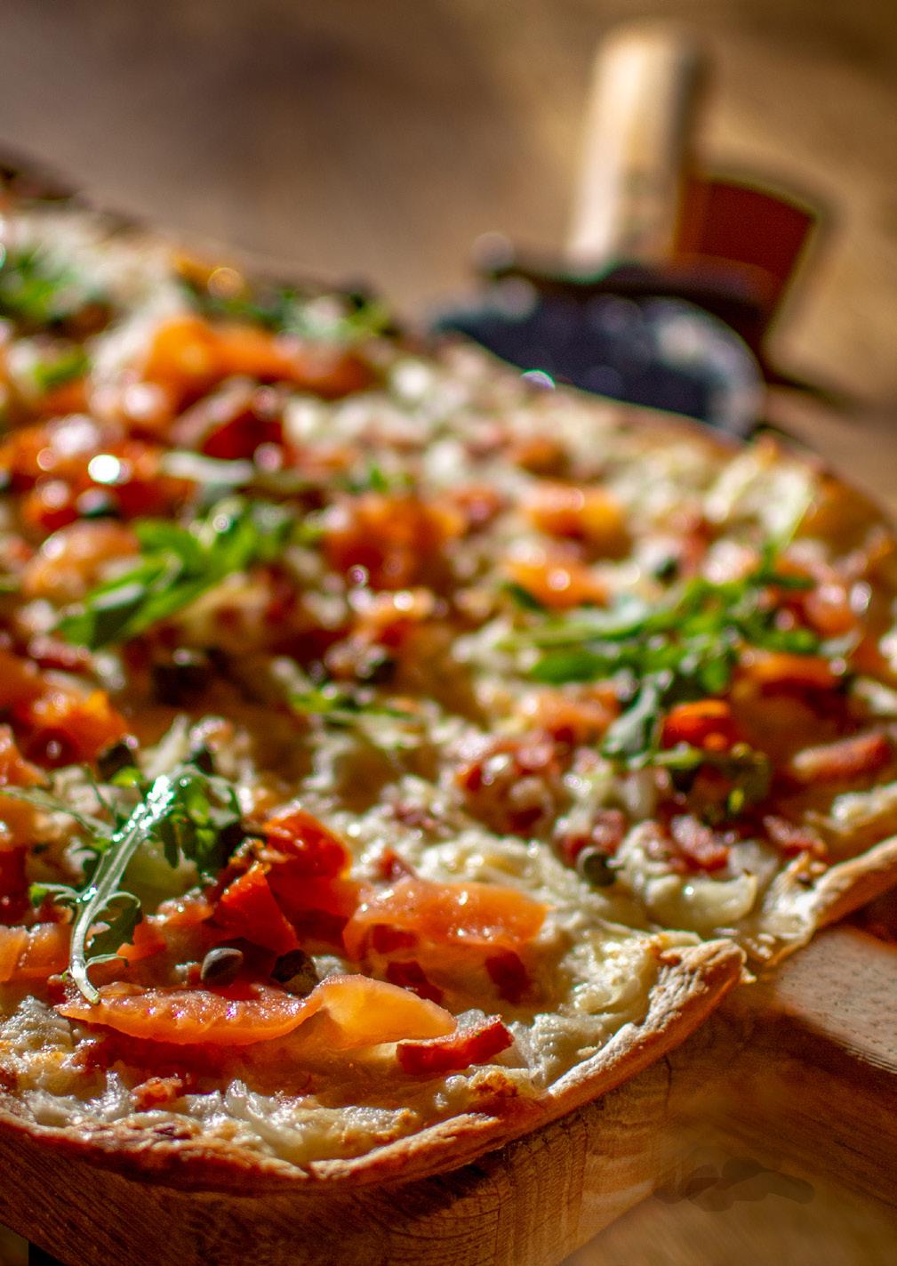 FLAMMKUCHEN Klassiek 9.75 met spekjes, uien, oude kaas en rucola Tonijn 11.00 met spekjes, uien, kappertjes, tomaatjes, rucola en oude kaas Gerookte zalm 11.