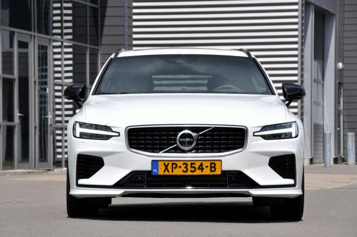 Zo gezegd, zo gedaan. De Volvo V60 en S60 zijn in de basis dezelfde auto's. Het verschil zit in het koetswerk. De V60 is een stationcar, de S60 is een sedan.