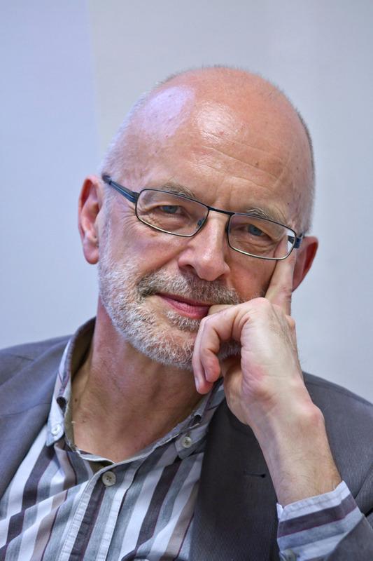 VRIJDAG 26.04.2019 LEZING LUC VAN DE VEN TROOST Luc Van de Ven, klinisch ouderenpsycholoog, is verbonden aan de dienst Ouderenpsychiatrie van het Universitair Psychiatrisch Centrum van de KU Leuven.