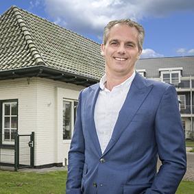 Registermakelaar en taxateur, woont sinds 2001 op Texel en is al vanaf de oprichting van TM Vastgoed aan het bedrijf verbonden.