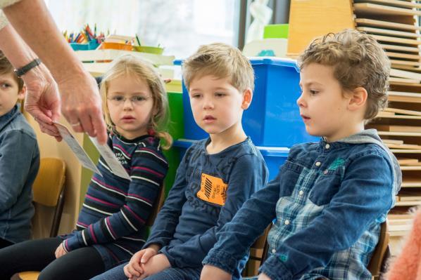 Thuis Veel kleuters zijn erg moe en vol van de vele indrukken als ze uit school komen. Ze hebben dan niet altijd behoefte om meteen te vertellen.