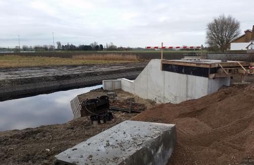 BOUW VAN EEN POMPSTATION TER BEVEILIGING VAN DE DORPSKERN VAN SNAASKERKE/GISTEL (ACTIE 6_I_0077) Eind 2017 werd gestart met de bouw van een noodpompgemaal ter hoogte van de Kanaalstraat, nabij de