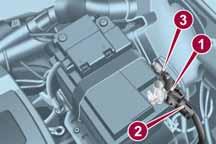 trappen of door de versnellingspook in de vrijstand te zetten. Als het koppelingspedaal niet ingetrapt wordt, kan de motor, 3 minuten na het afzetten, alleen m.b.v. de startinrichting worden gestart.