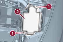 NOODGEVALLEN Tang voor het verwijderen van zekeringen Gebruik het tangetje dat in het deksel van de zekeringenkast in de motorruimte geklemd is, om een zekering te vervangen (zie fig. 210 ).