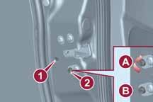 KENNISMAKING MET DE AUTO Initialisatie mechanisme portier openen/sluiten Als de accu is losgekoppeld of als een zekering is doorgebrand, dan moet het open-/sluitmechanisme als volgt opnieuw