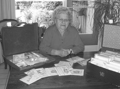 Creatieveling Droedels Re-nieuws is op bezoek bij Tonnie Buvelot. Zij en haar man wonen al sinds het begin in de wijk, op nummer 37. Tonnie maakt kaarten.