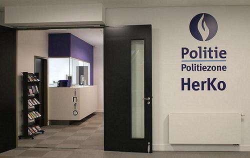 Openingsuren politiehuis Herent (Spoorwegstraat 6) Maandag: Dinsdag: Woensdag: Donderdag: Vrijdag: 8u 20u 8u 12u30 8u 17u 8u 12u30 8u 12u30 4.2. Wijkwerking De politiezone HerKo heeft twee wijkdiensten, Herent en Kortenberg.