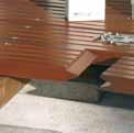 De onderconstructiemat uit kunststof maakt het voor later ook mogelijk de houten tegels eenvoudig te verwijderen voor het reinigen of opnieuw te plaatsen.