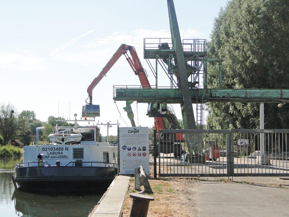 Punt), containers en recyclage, natuursteen én tankstations (AS Oils). De bouwmaterialen worden via het kanaal aangevoerd naar de aanlegkade van EcoWerf.