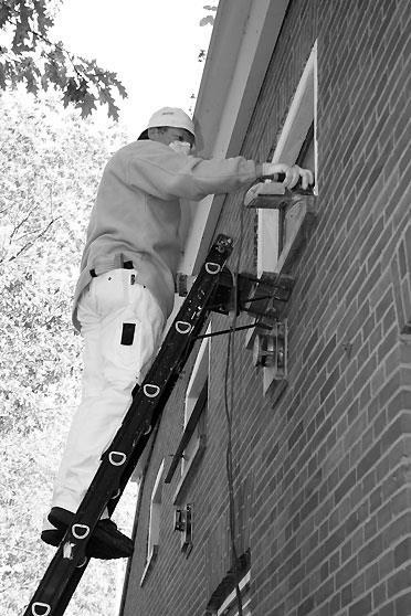 De veiligheidsmaatregelen bij het werken op hoogte Veilige steiger (stelling), bordes of werkvloer aanbrengen Aanbrengen van doelmatige hekwerken, leuningen of andere gelijksoortige voorzieningen: