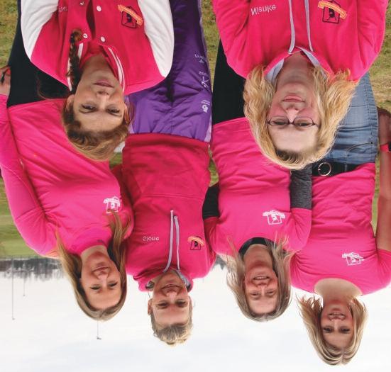 De organisatie van de Vrouwentriathlon Op de foto bovenste rij (vlnr): Gwendolyn Loois, Sione Jongstra, Marion