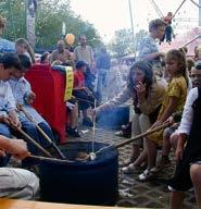 Daarnaast biedt het festival traditioneel heel veel entertainment voor jong en ouder. Internationaal straattheater, een groot Kidsadventureland en een festivalmarkt.